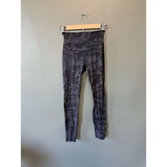 Lululemon Womens Black Camo Cropped Leggings Pants Size 4 - Picture 1 of 3